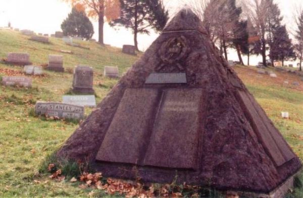 Памятник-надгробие Ч.Рассела