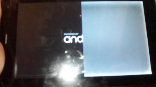 Черный экран планшете делать. Засветка экрана. Половину экрана телефона белый. Засвеченные экраны у планшетов.